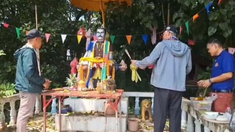 สักการะพญาลิ้นก่าน